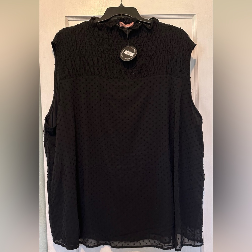 Sleeveless top dotted pattern
